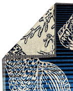 XXL Strandtuch mit maritimem Muster in Blau – Seepferdchen, Seesterne und Muscheln, Ecke und Detailansicht – Ischia Kollektion von Dolcefrotto