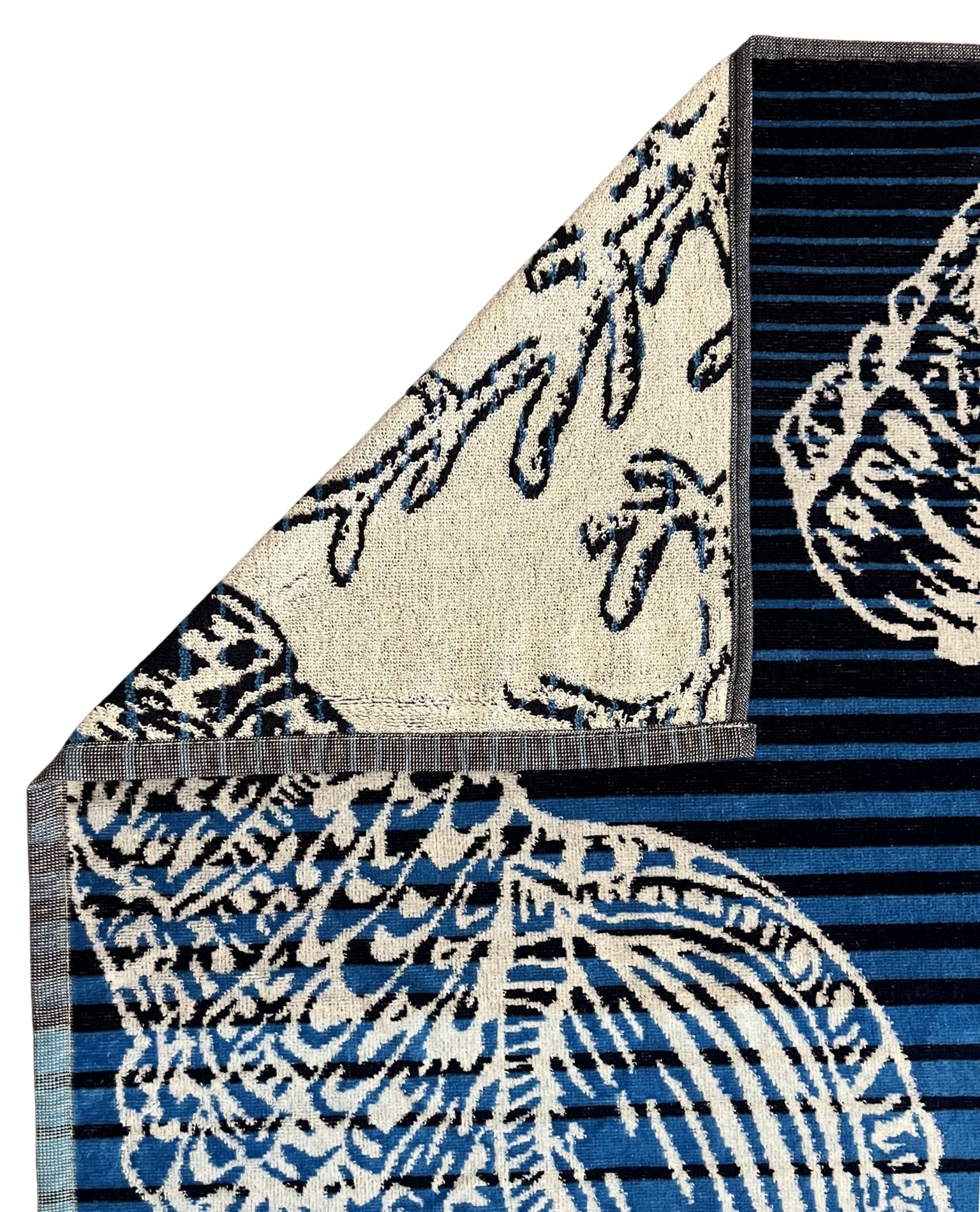 XXL Strandtuch mit maritimem Muster in Blau – Seepferdchen, Seesterne und Muscheln, Ecke und Detailansicht – Ischia Kollektion von Dolcefrotto