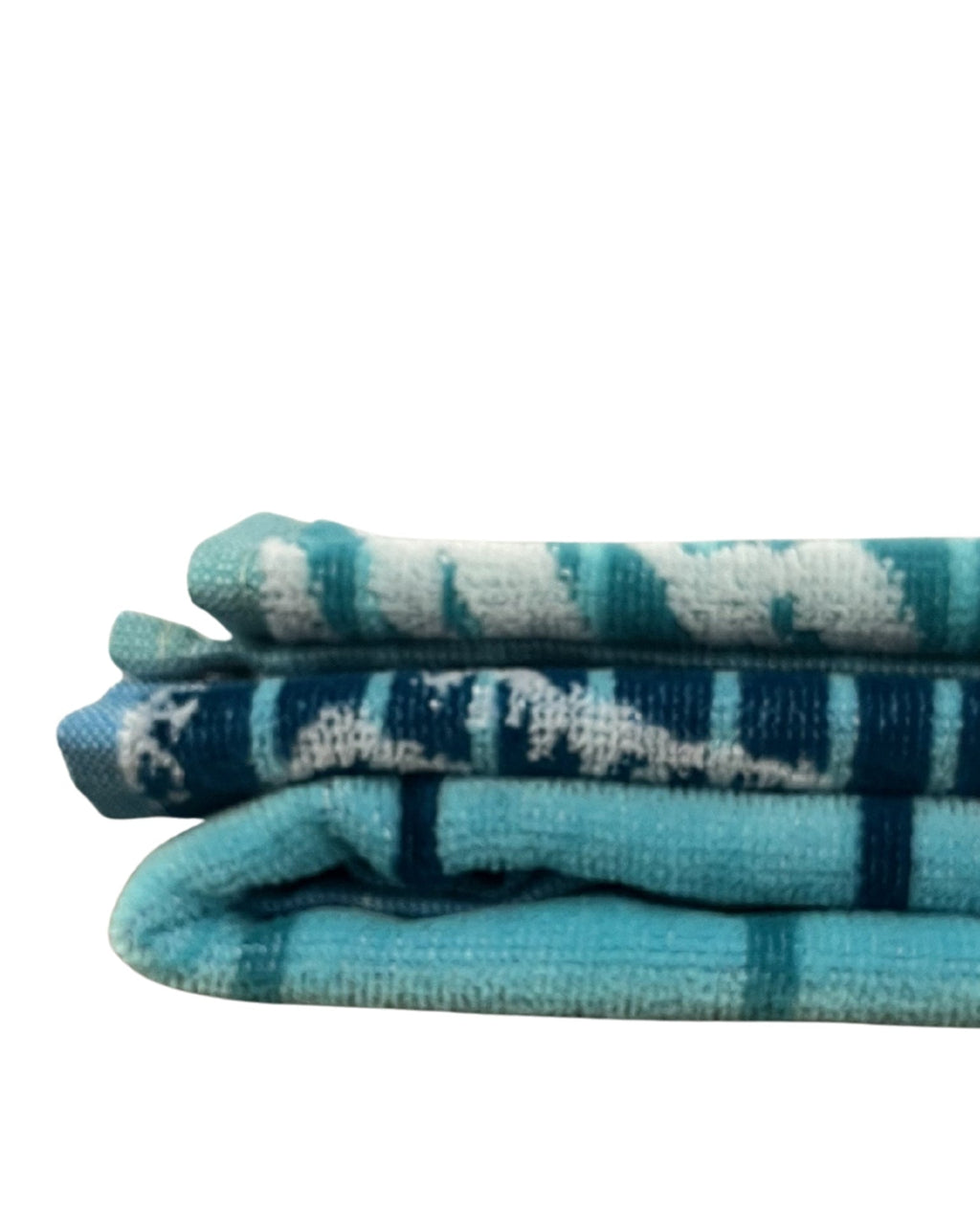 XXL Strandtuch mit maritimem Muster in Türkis – Seepferdchen, Seesterne und Muscheln, gefaltet – Ischia Kollektion von Dolcefrotto