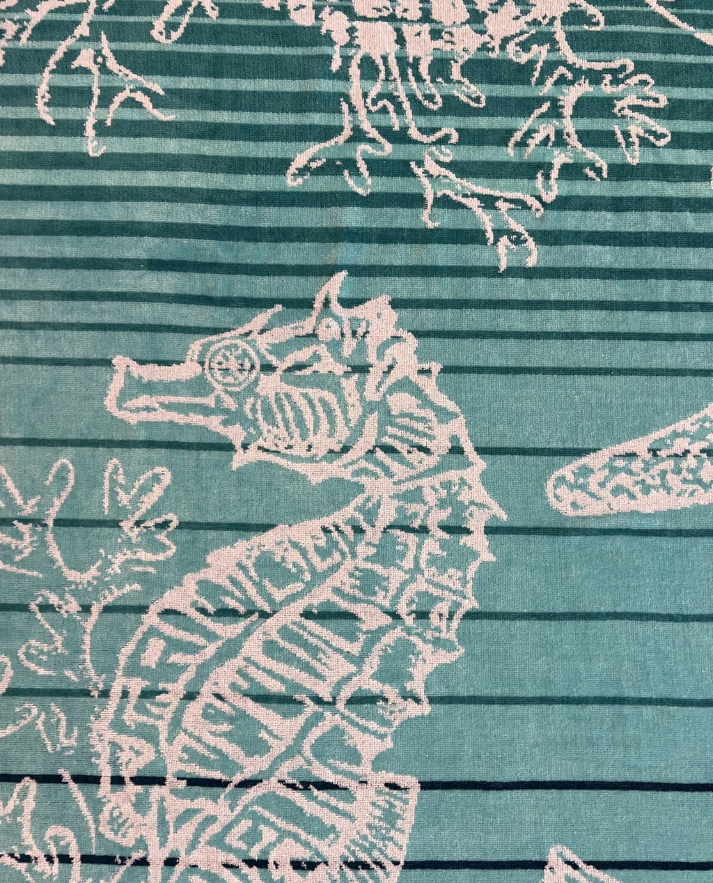 XXL Strandtuch mit maritimem Muster in Türkis – Seepferdchen, Seesterne und Muscheln, Muster-Detail – Ischia Kollektion von Dolcefrotto