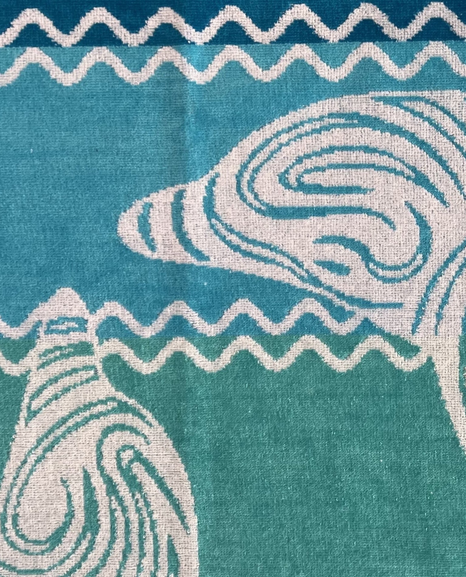 XXL Strandtuch mit Delfin- und Streifendesign in Türkis, Muster-Detail – Pantelleria Kollektion von Dolcefrotto