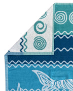 XXL Strandtuch mit Delfin- und Streifendesign in Türkis, Ecke und Detailansicht – Pantelleria Kollektion von Dolcefrotto