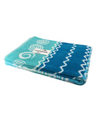 XXL Strandtuch mit Delfin- und Streifendesign in Türkis, gefaltet mit Logo – Pantelleria Kollektion von Dolcefrotto