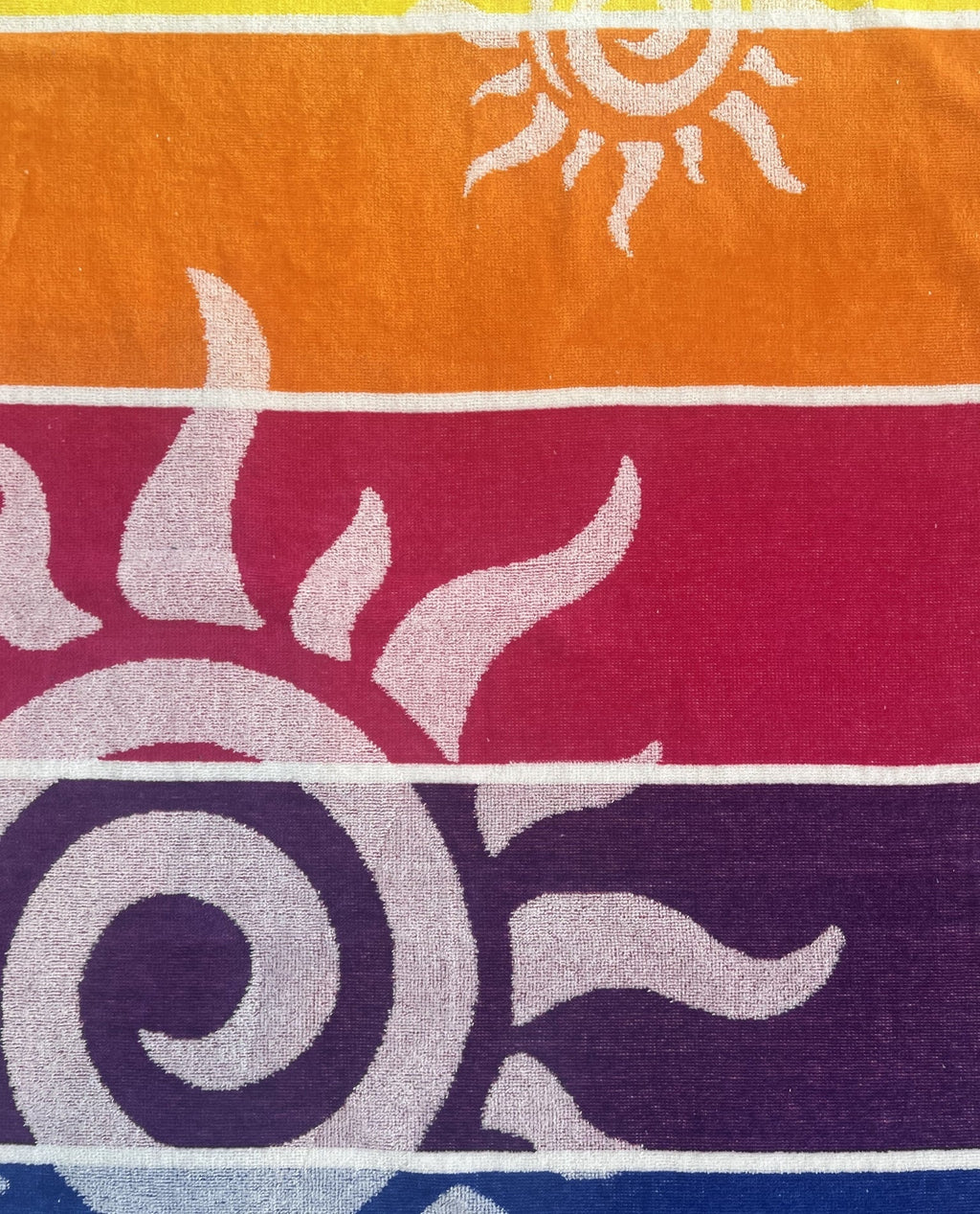 XXL Strandtuch mit Sonnen-Design und Streifen in Regenbogenfarben, Muster-Detail – Stromboli Kollektion von Dolcefrotto