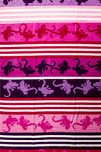 CRAZY GEKKO lila strandtörölköző textúra részlet – gekkó mintás design, ÖKO-TEX pamut