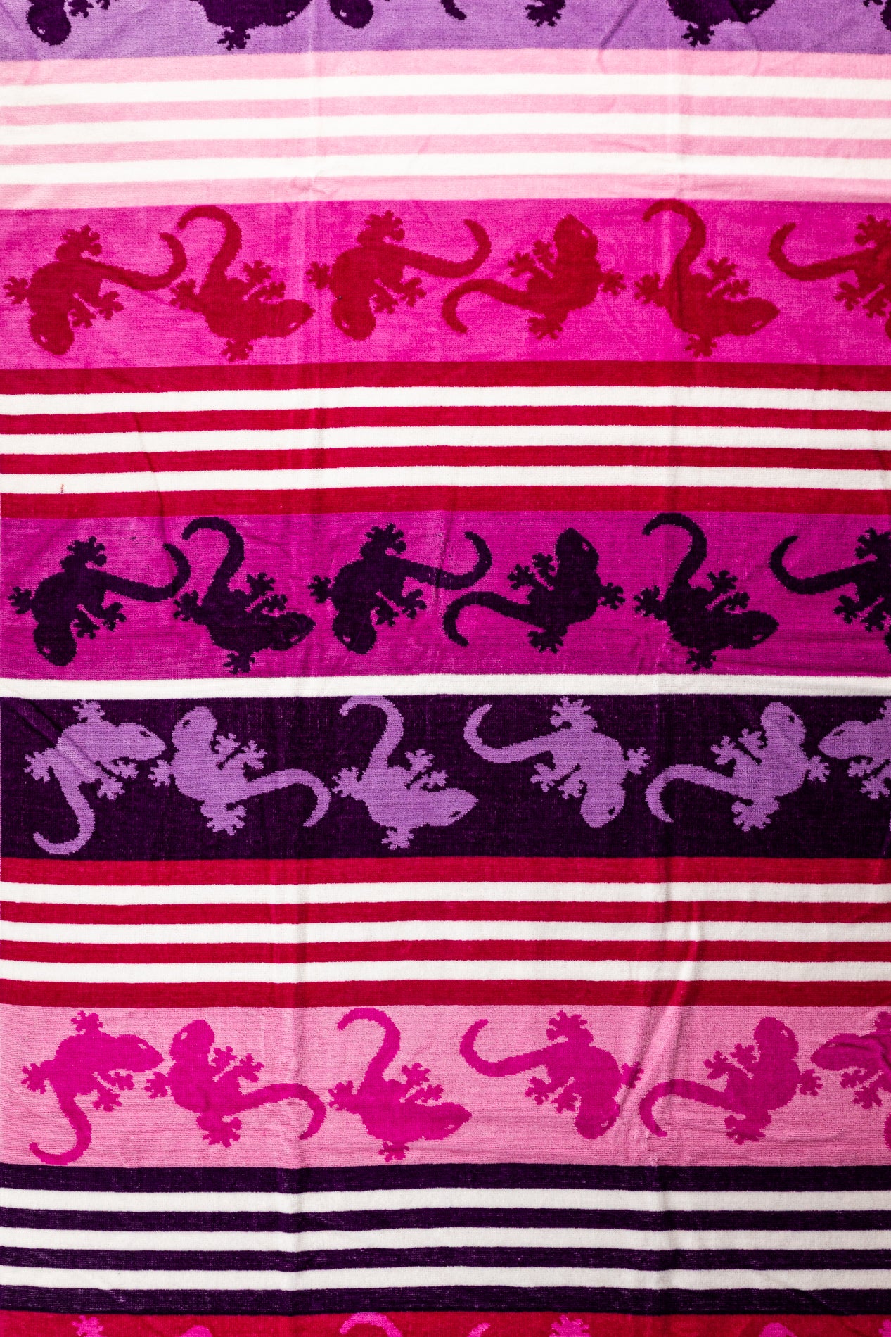 CRAZY GEKKO lila strandtörölköző textúra részlet – gekkó mintás design, ÖKO-TEX pamut
